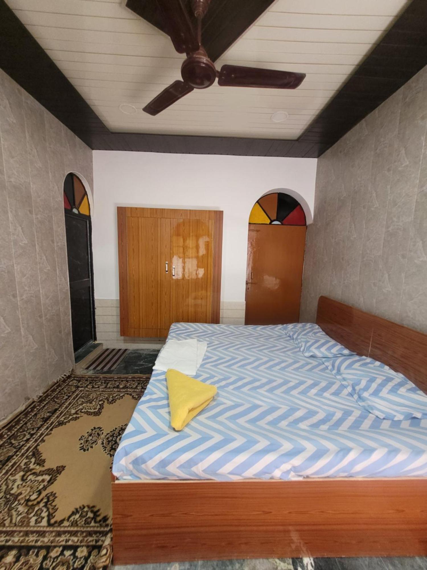 Pushpa Vatika Hotel Faizābād Eksteriør billede